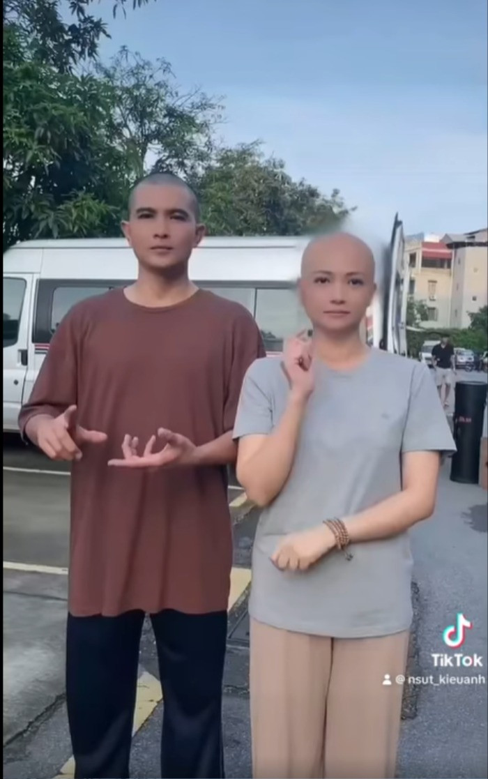 Hình ảnh khiến nhiều người sửng sốt khi đầu của Phương cũng trọc lóc. Hình ảnh khiến nhiều người sửng sốt khi đầu của Phương cũng trọc lóc.