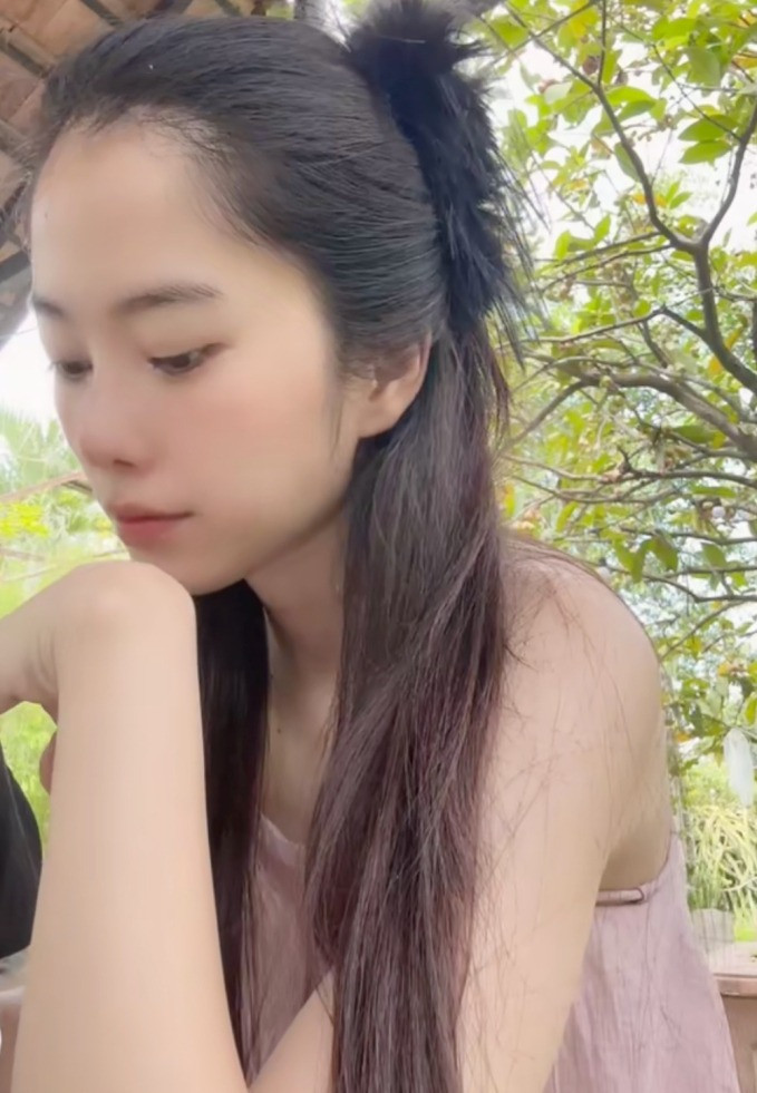 Nam Em vẫn tiếp tục livestream sau khi nộp phạt. Nam Em vẫn tiếp tục livestream sau khi nộp phạt.