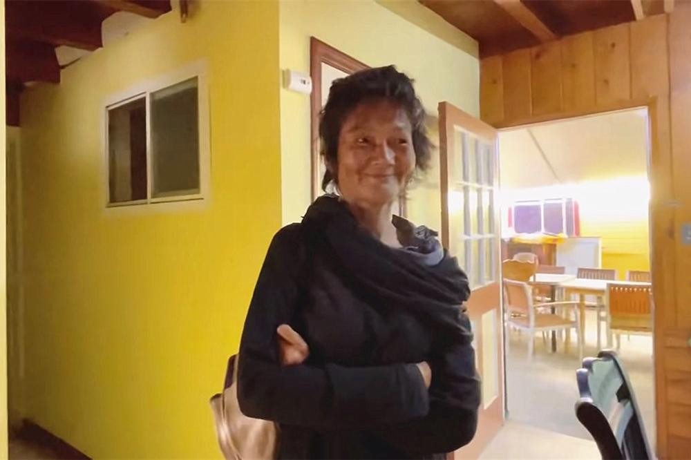 Trông cô đã tỉnh táo hơn. Trông cô đã tỉnh táo hơn.