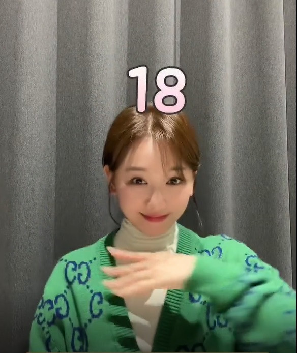 Hari Won để lộ chi tiết lạ trong clip. Hari Won để lộ chi tiết lạ trong clip.