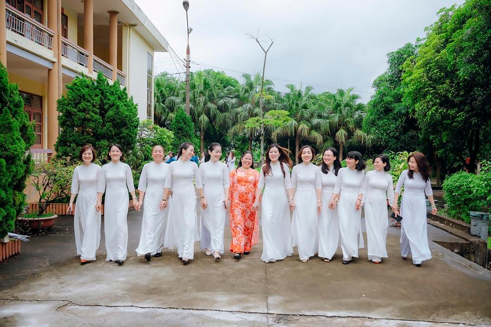 Cựu nữ sinh 12C4 và cô giáo chủ nhiệm Nông Thị Bích Hạnh.