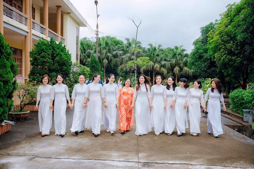 Cựu nữ sinh 12C4 và cô giáo chủ nhiệm Nông Thị Bích Hạnh.