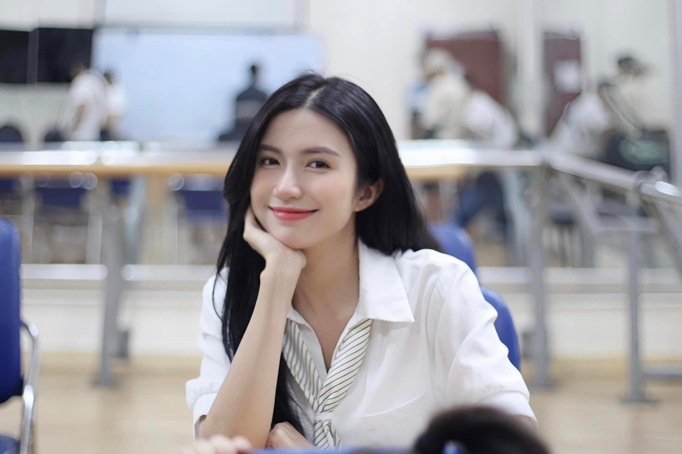 Tạo hình của cô trong hai phim nhìn khá giống nhau. Tạo hình của cô trong hai phim nhìn khá giống nhau.