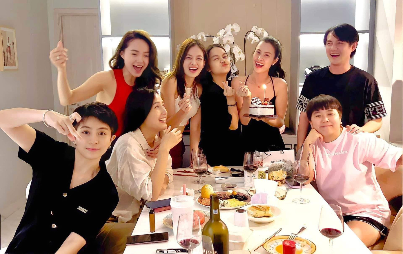 Đông Nhi đón sinh nhật bên nhóm bạn thân Đông Nhi đón sinh nhật bên nhóm bạn thân