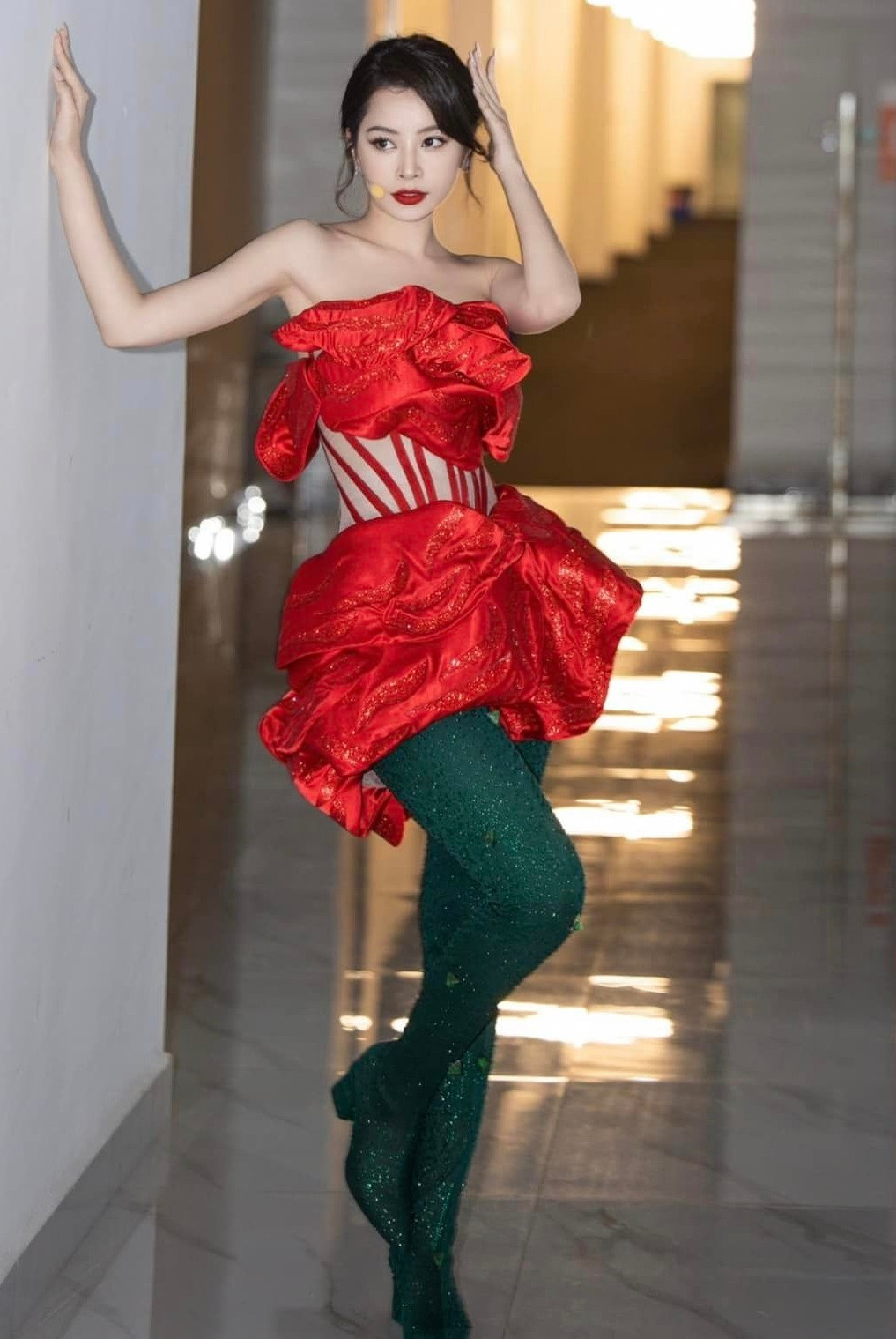 Ban tổ chức từng muốn Chi Pu đổi quần màu khác. Ban tổ chức từng muốn Chi Pu đổi quần màu khác.