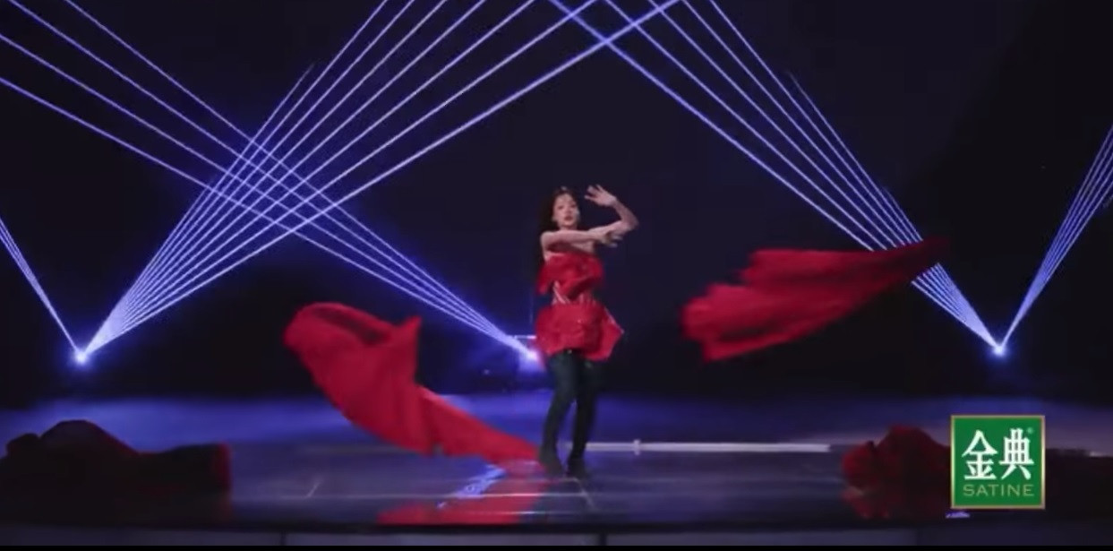 Sân khấu của Chi Pu khá tối khiến khán giả không nhìn rõ trang phục. Sân khấu của Chi Pu khá tối khiến khán giả không nhìn rõ trang phục.