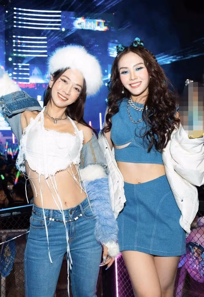 Nàng hậu gần đây rất thân thiết với Lê Bống. Nàng hậu gần đây rất thân thiết với Lê Bống.