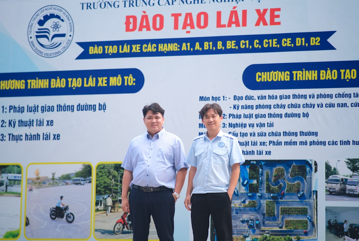 Thầy Mai Văn Thường cùng đồng nghiệp Thầy Mai Văn Thường cùng đồng nghiệp