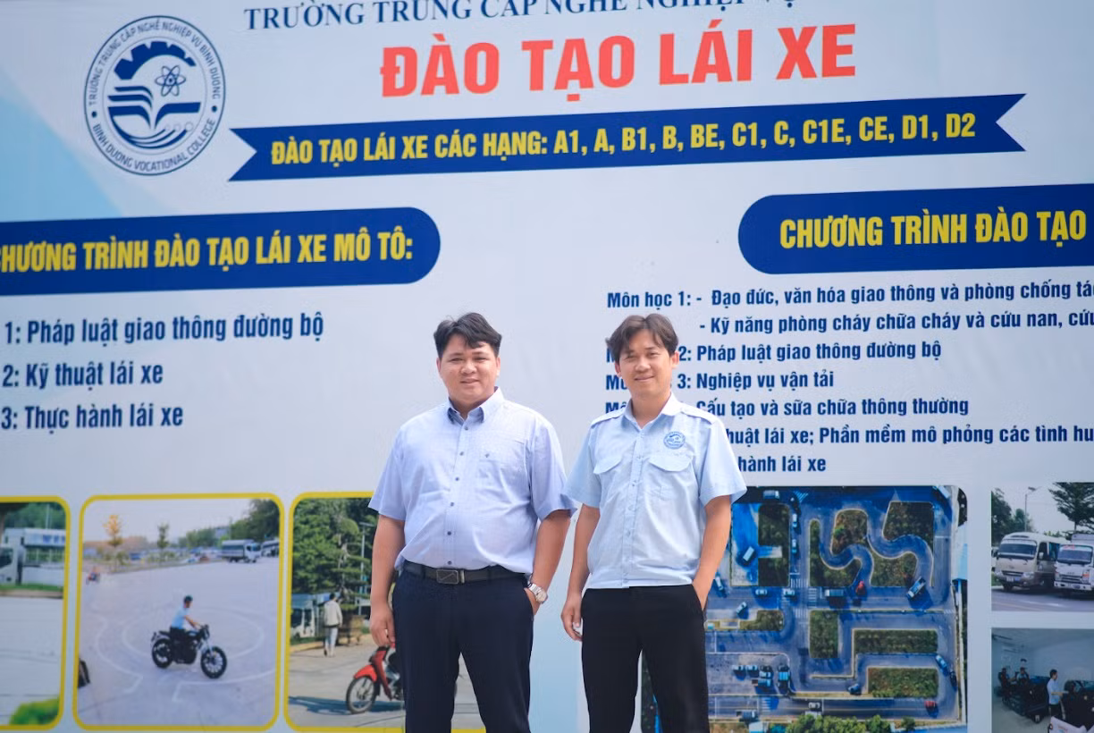 Thầy Mai Văn Thường cùng đồng nghiệp