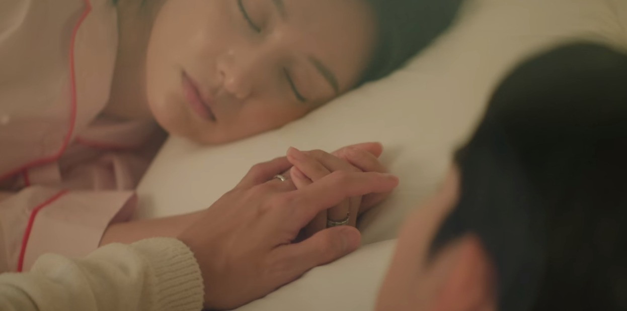 Bản phim chính thức chỉ còn cảnh nắm tay nhau như thế này. Bản phim chính thức chỉ còn cảnh nắm tay nhau như thế này.