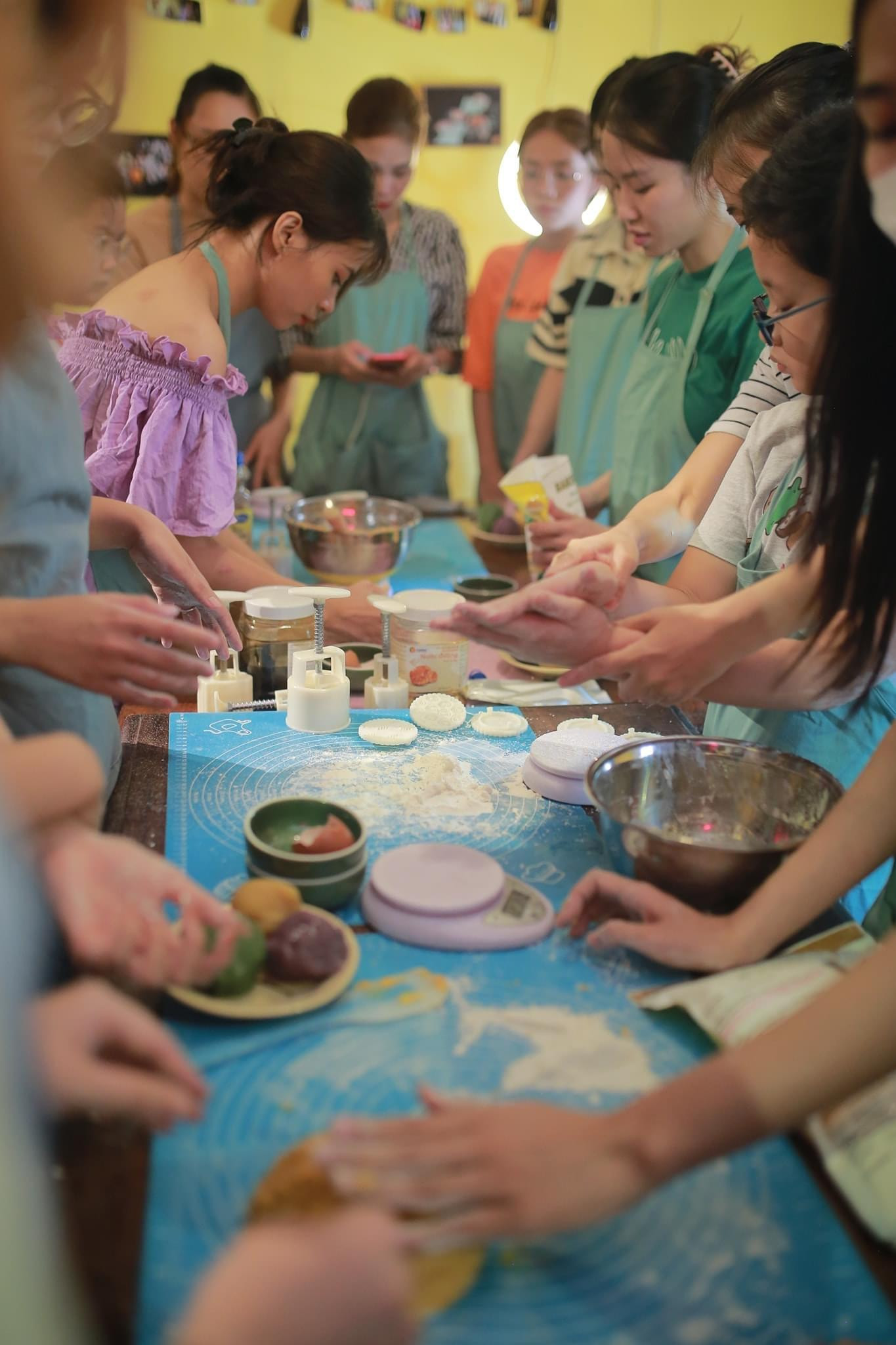 Các workshop Trung Thu đang thu hút rất nhiều teen tham gia. Các workshop Trung Thu đang thu hút rất nhiều teen tham gia.