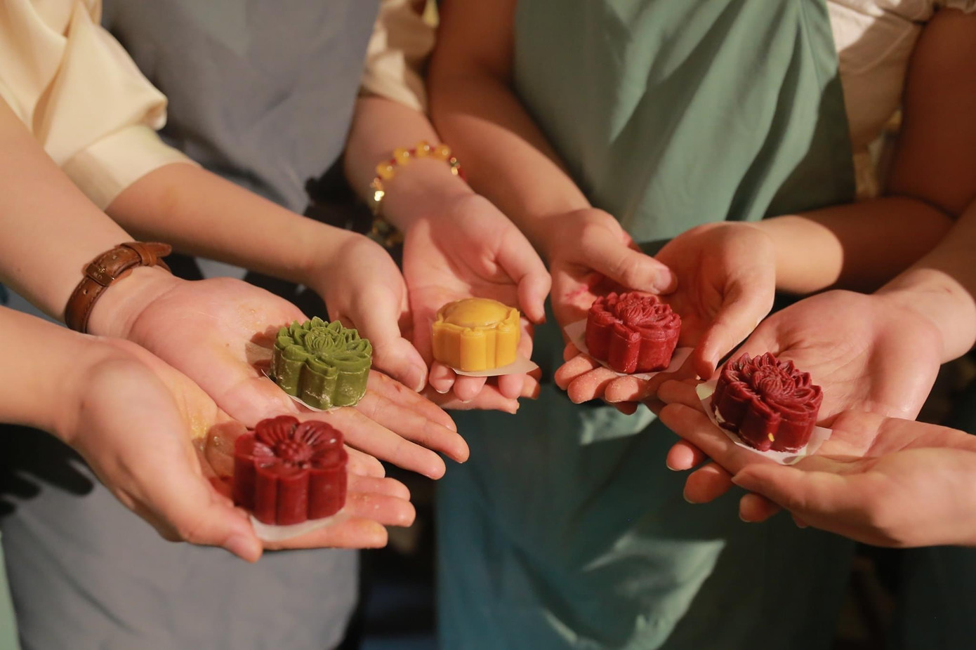 Các bạn trẻ tự tay nhào nặn những chiếc bánh nướng, bánh dẻo Các bạn trẻ tự tay nhào nặn những chiếc bánh nướng, bánh dẻo