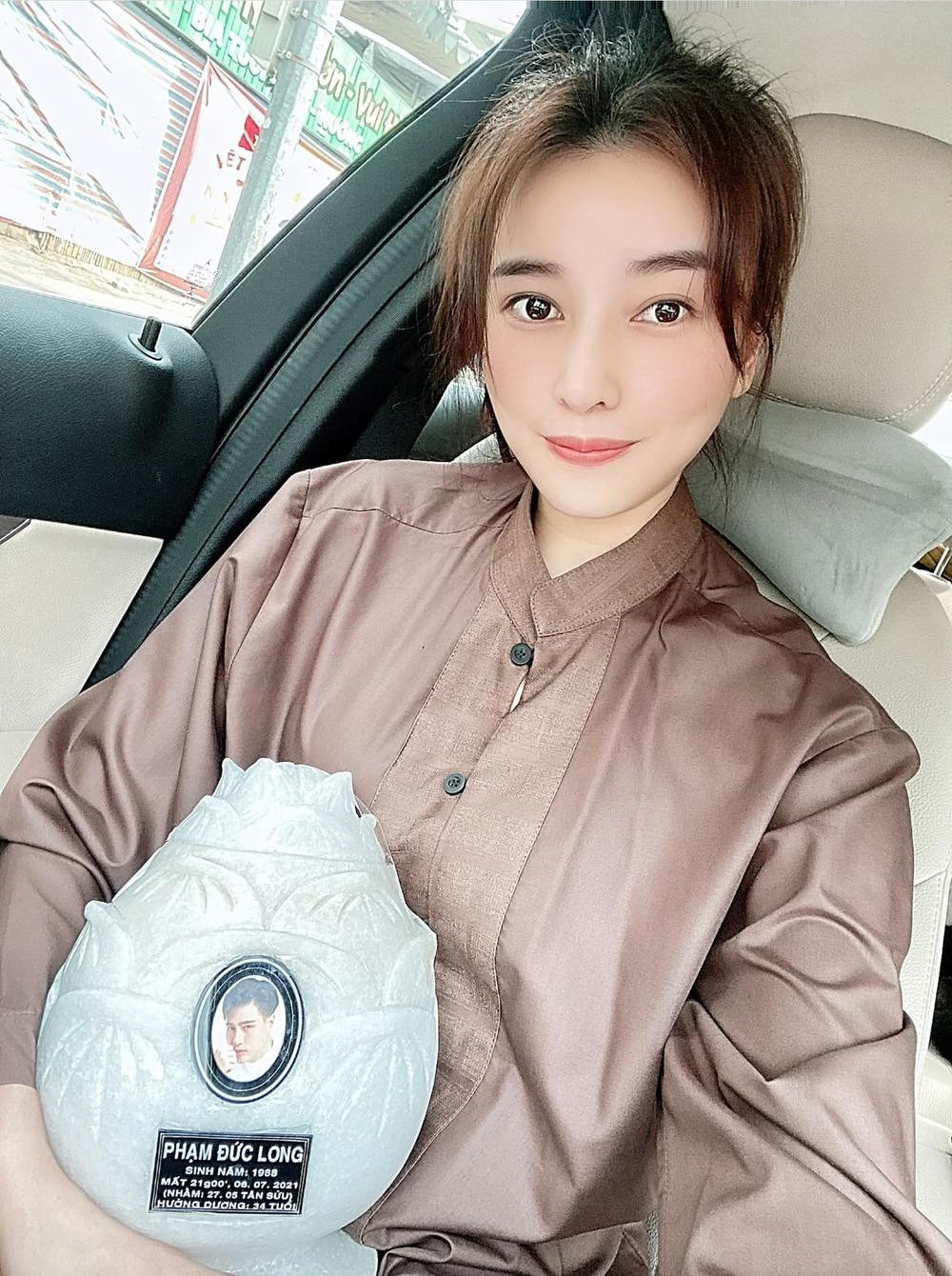 Cao Thái Hà trong tang lễ Đức Long. Cao Thái Hà trong tang lễ Đức Long.