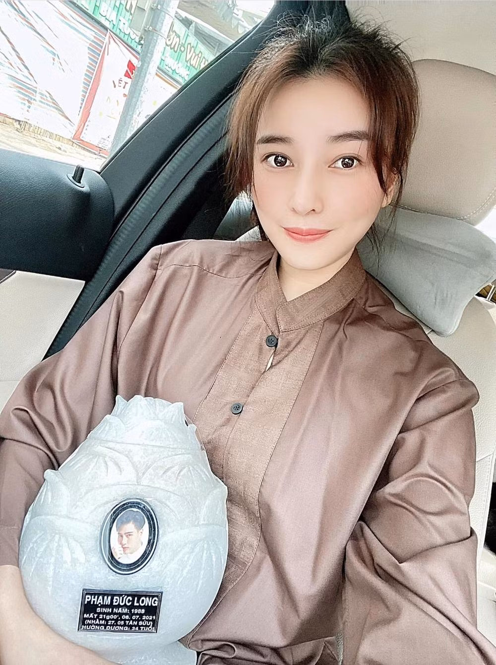 Cao Thái Hà trong tang lễ Đức Long. Cao Thái Hà trong tang lễ Đức Long.