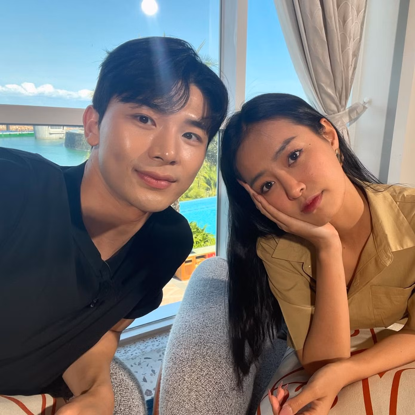 Minuk và Bùi Khánh Linh thân thiết từ trong show ra ngoài đời.