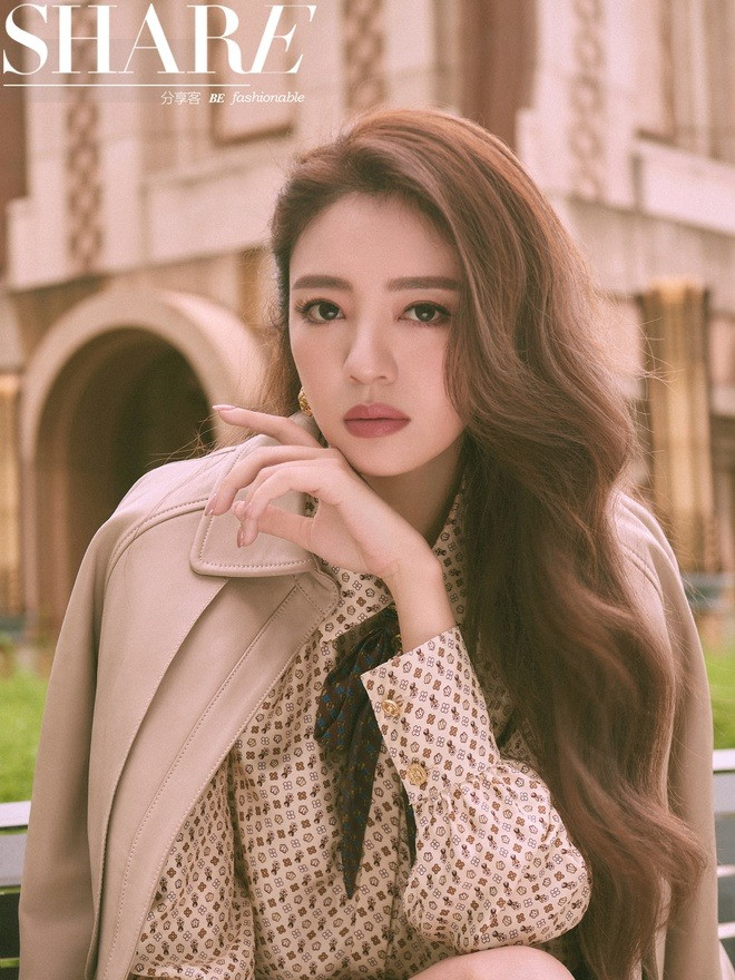 Hà Thụy Hiền (bên trái) rất giống An Dĩ Hiên (bên phải). Hà Thụy Hiền (bên trái) rất giống An Dĩ Hiên (bên phải).