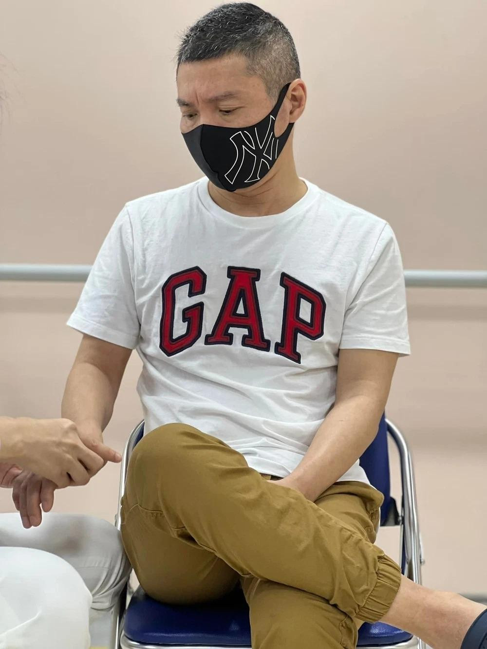 NSND Công Lý khi đi tái khám.