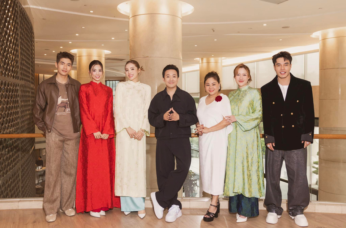 Đoàn làm phim Bộ Tứ Báo Thủ chăm chỉ đi cinetour suốt dịp Tết. Đoàn làm phim Bộ Tứ Báo Thủ chăm chỉ đi cinetour suốt dịp Tết.