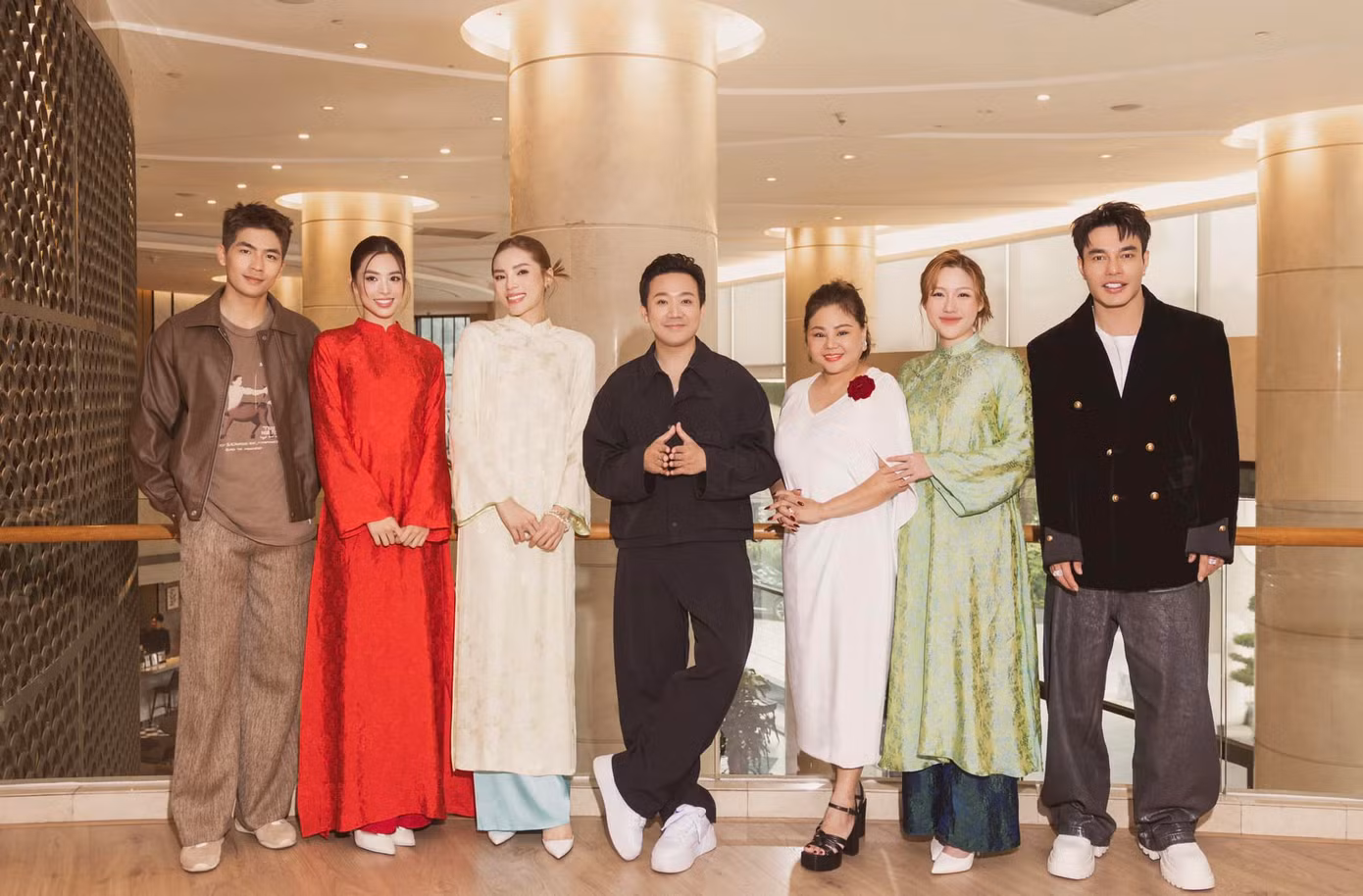 Đoàn làm phim Bộ Tứ Báo Thủ chăm chỉ đi cinetour suốt dịp Tết.