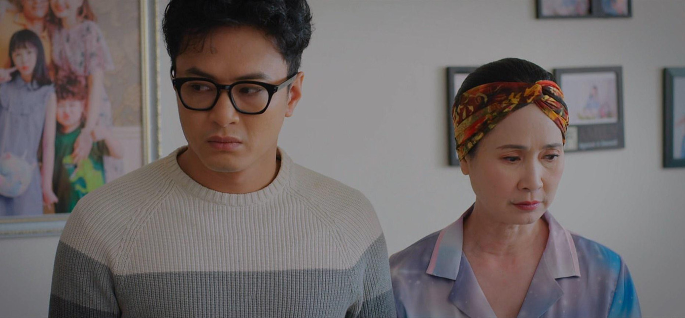 Đức bắt đầu bật lại mẹ và chị gái Đức bắt đầu bật lại mẹ và chị gái