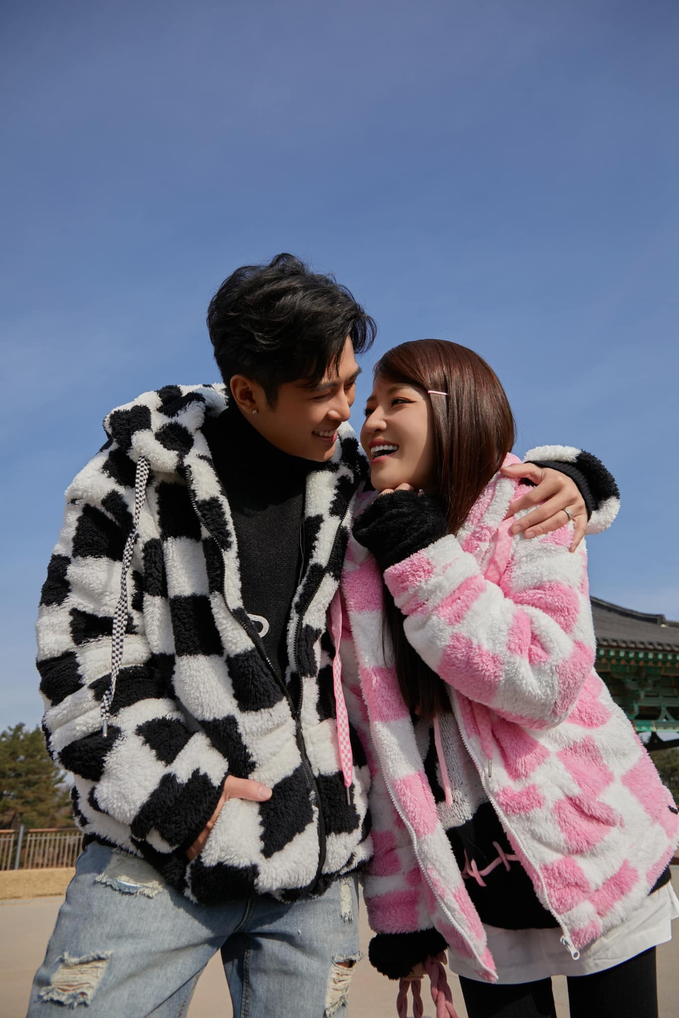 Hai người liên tục khoe ảnh hạnh phúc trong chuyến trăng mật ở Hàn Quốc. Hai người liên tục khoe ảnh hạnh phúc trong chuyến trăng mật ở Hàn Quốc.