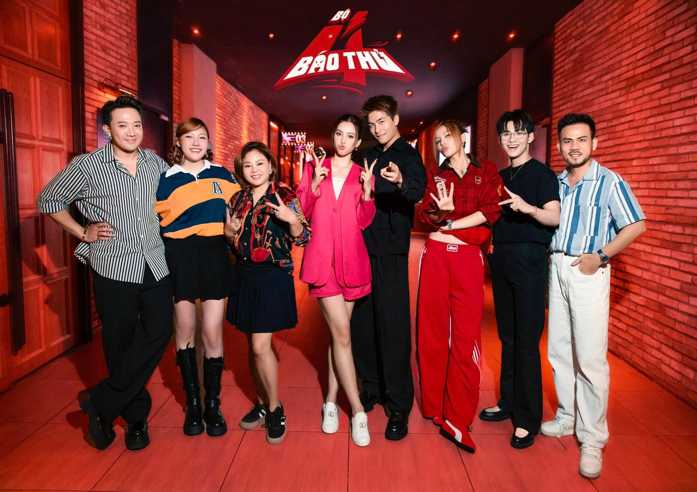 Tiểu Vy và Quốc Anh luôn đứng sát rạt khi đi quảng bá phim. Tiểu Vy và Quốc Anh luôn đứng sát rạt khi đi quảng bá phim.