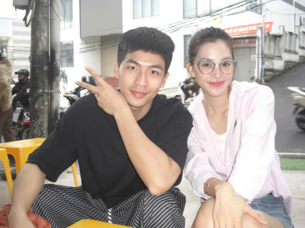 Cặp đôi thân thiết từ trong phim ra ngoài đời. Cặp đôi thân thiết từ trong phim ra ngoài đời.