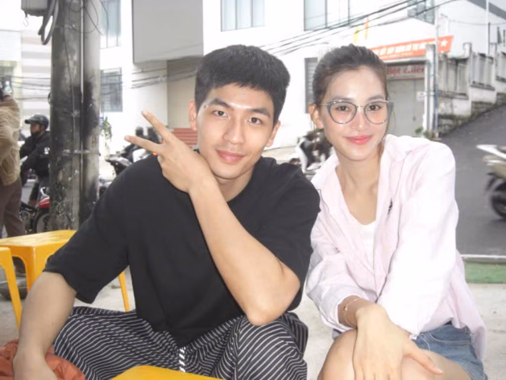 Cặp đôi thân thiết từ trong phim ra ngoài đời. Cặp đôi thân thiết từ trong phim ra ngoài đời.