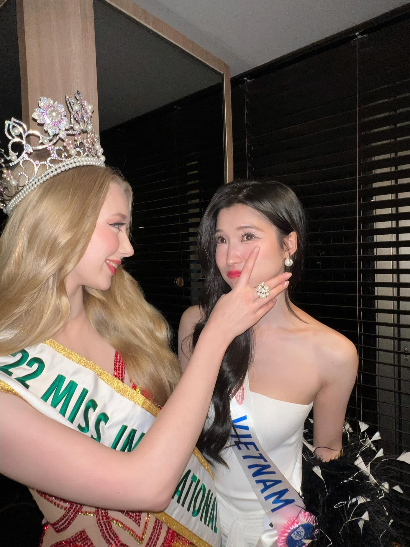 Phương Nhi đọ sắc bên đương kim Hoa hậu. Phương Nhi đọ sắc bên đương kim Hoa hậu.