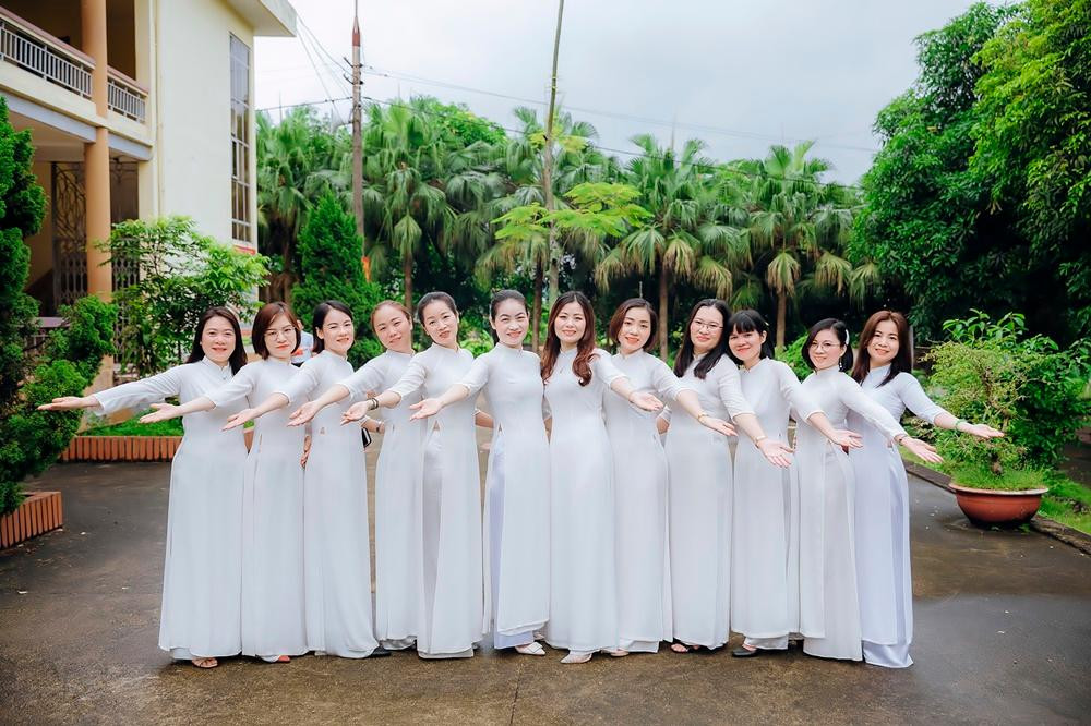 Cựu nữ sinh 12C4 tung tăng trong tà áo dài trắng, chụp ảnh ở sân trường, mừng hội ngộ sau 20 năm.