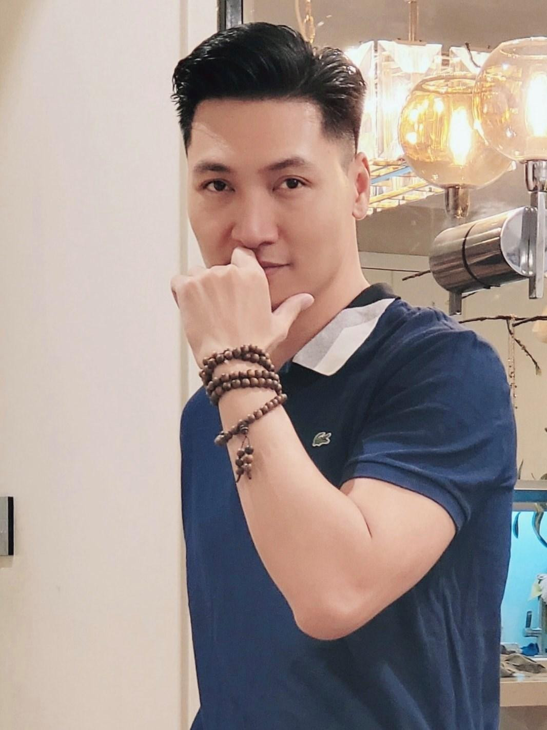 Bàn tay Mạnh Trường thon thả và mịn màng rất đẹp