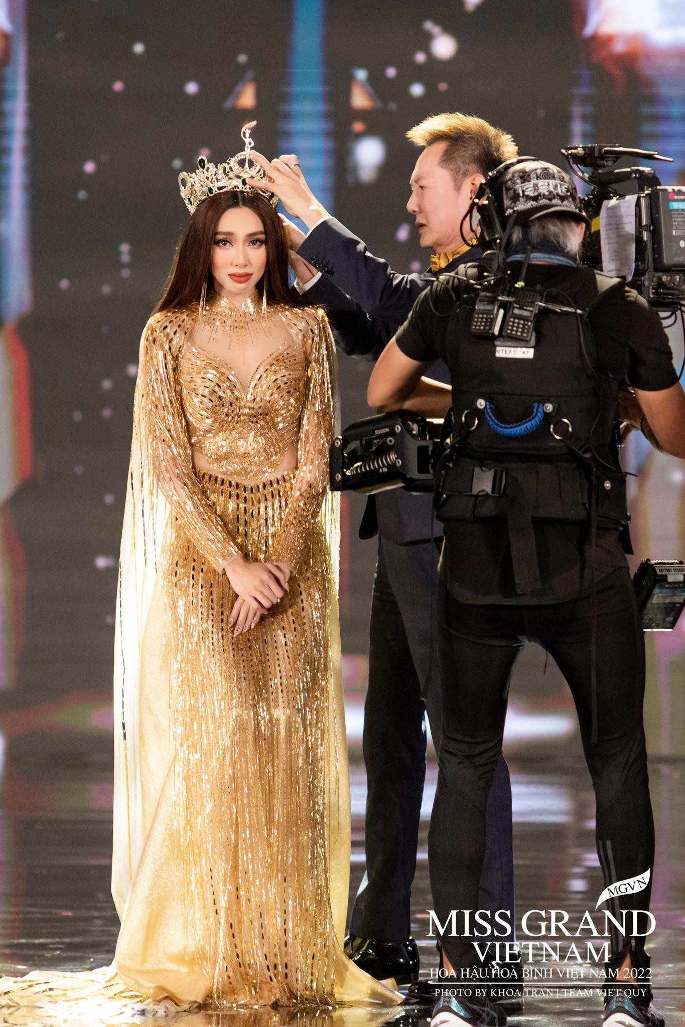 Thùy Tiên đã trao trả vương miện MGI sau khi hết nhiệm kỳ.