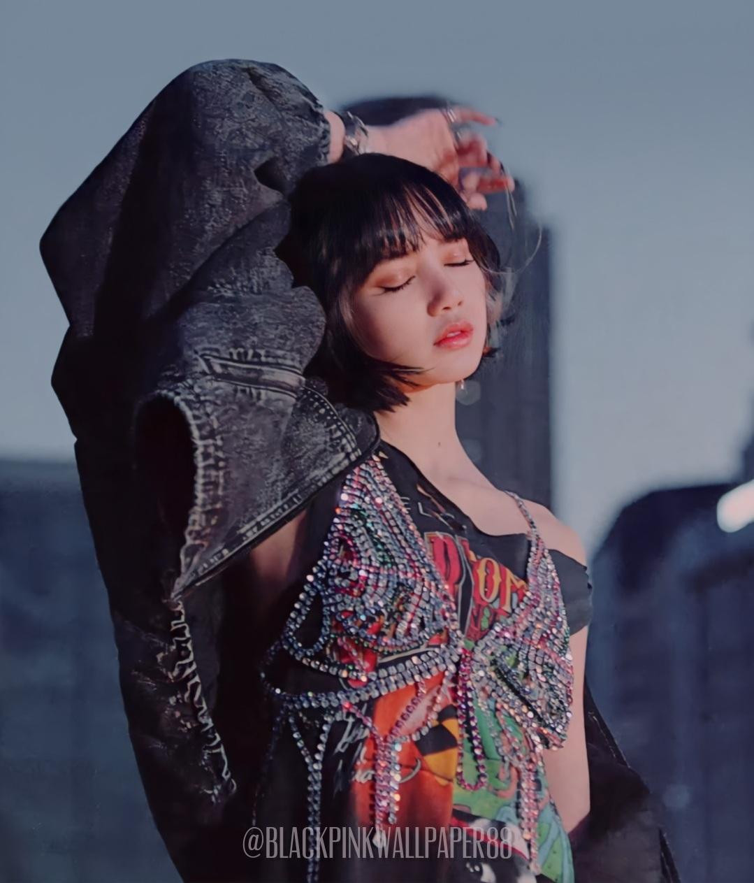 Áo khoác Lisa mang theo rất hợp với set đồ của stylist