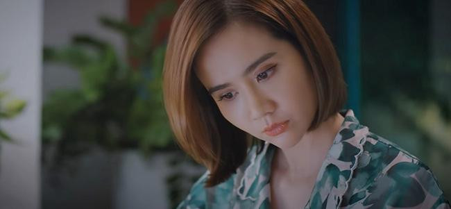 Hoàng Duy ngắm Vân Trang không rời mắt