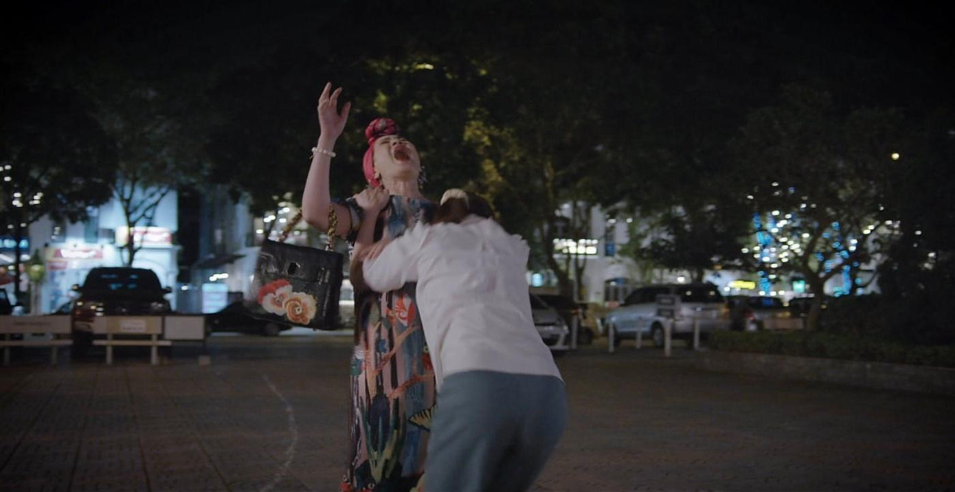 Đỉnh điểm chính là khi Vân Khánh phun đồ ăn lên người mẹ chồng