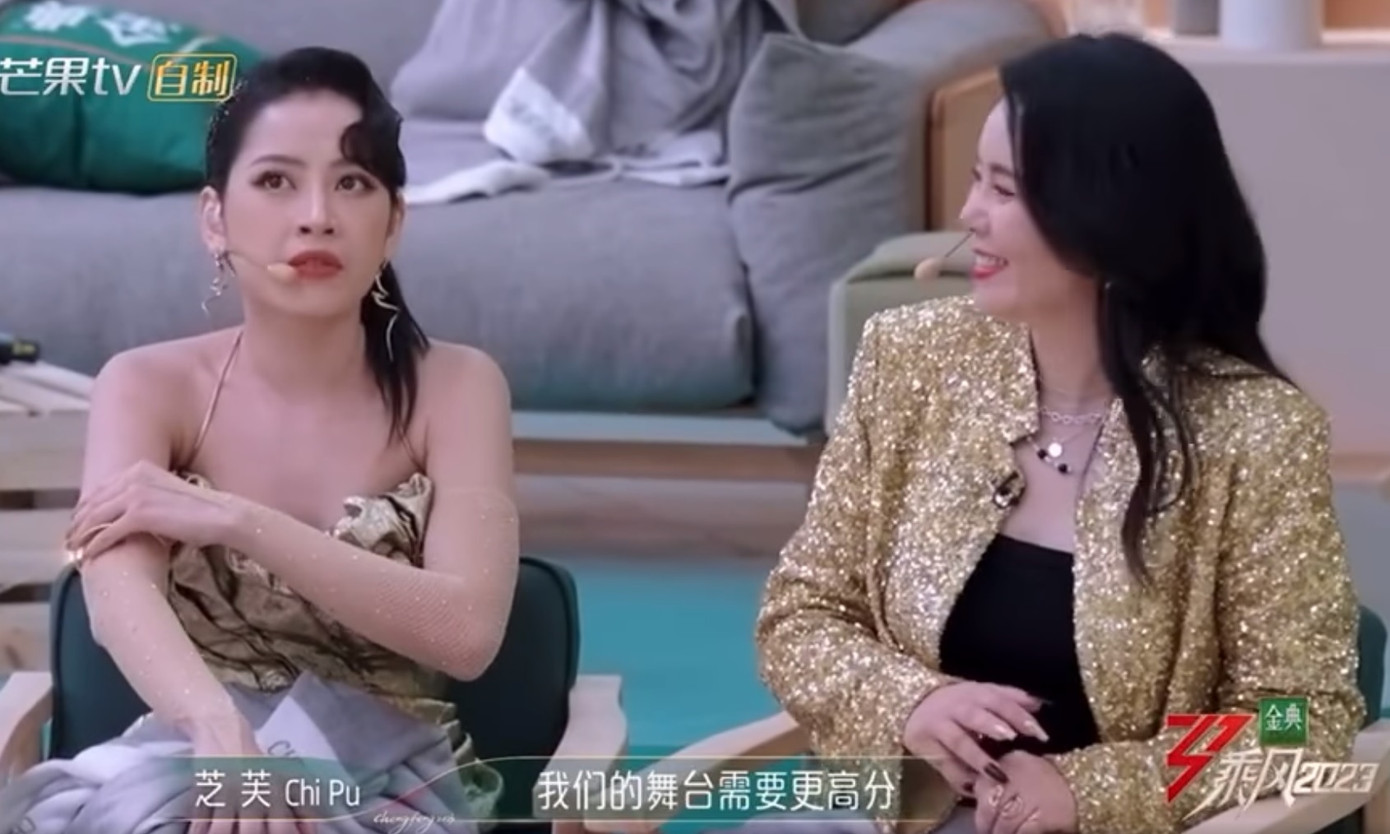 Chi Pu căng thẳng khi xem đối thủ trình diễn