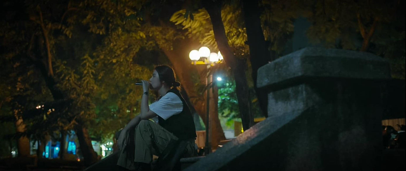 Ánh Dương của bây giờ lạnh lùng trầm mặc.