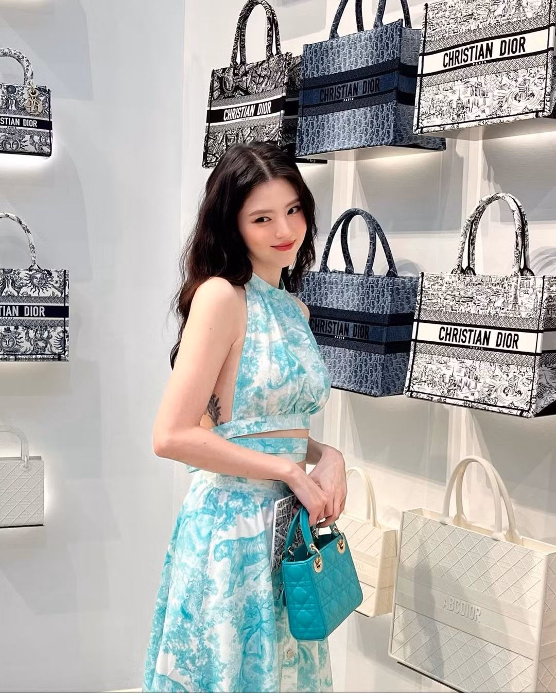 Nhưng nhà mốt vẫn giữ Han So Hee là Đại sứ thương hiệu.