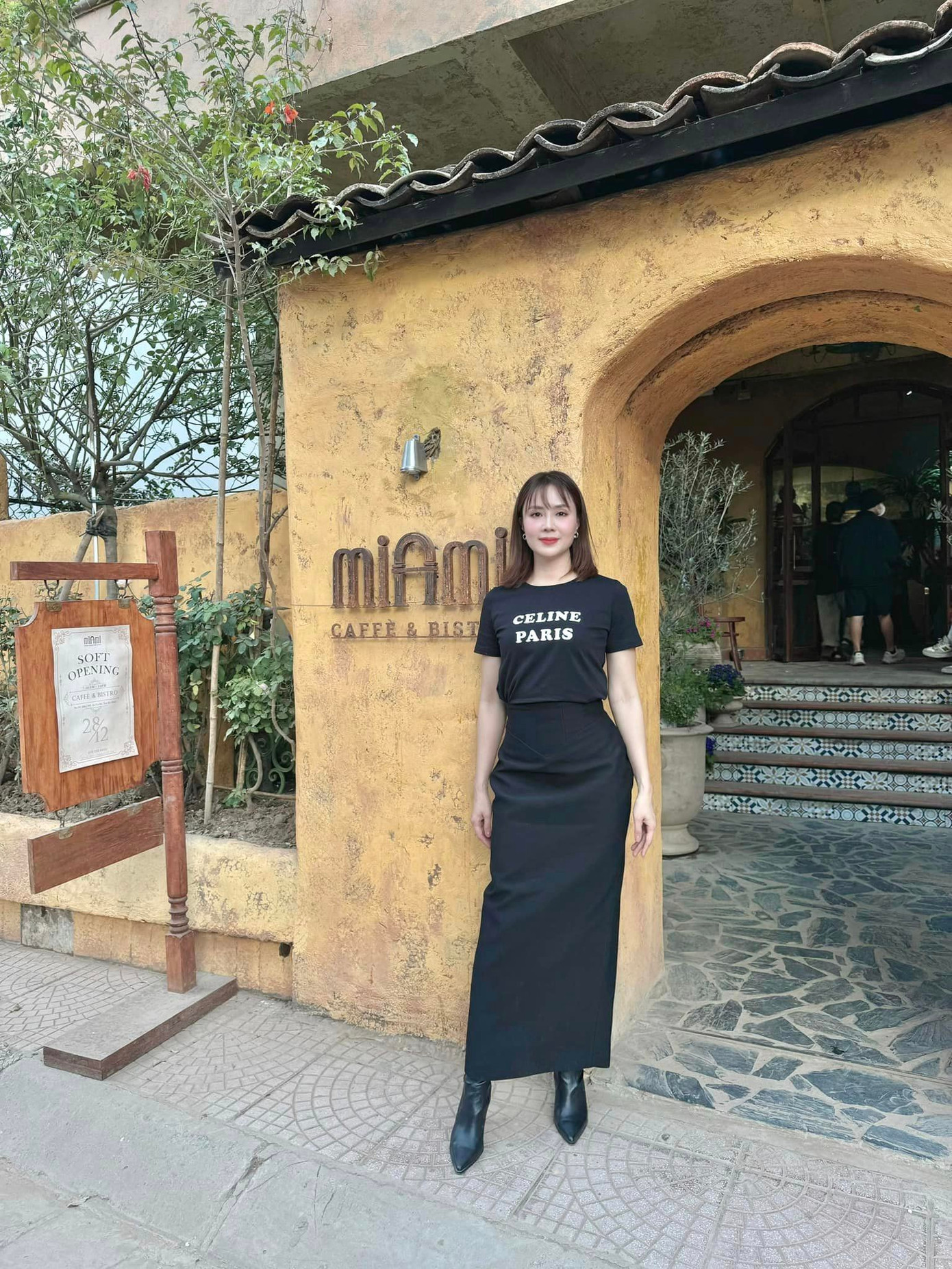 Hồng Diễm ghi điểm nhờ phong cách trẻ trung ở ảnh hậu trường. Hồng Diễm ghi điểm nhờ phong cách trẻ trung ở ảnh hậu trường.