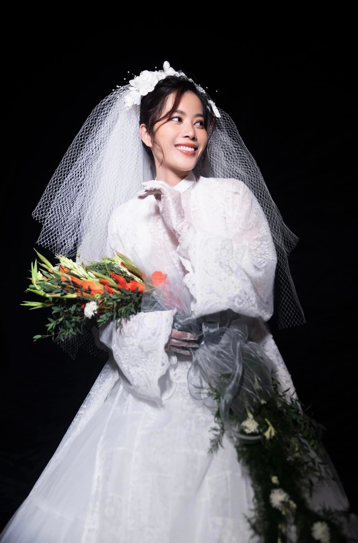 Nam Em làm cô dâu trong một show thời trang mới tổ chức gần đây.