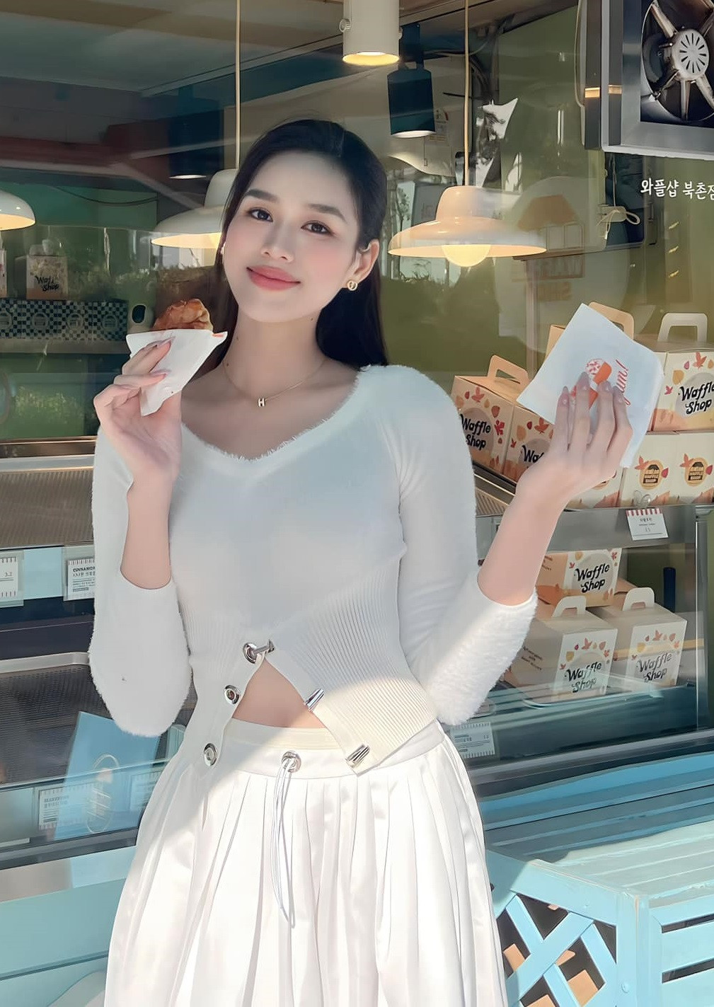 Đỗ Thị Hà từng chạm mốc 60 kg nhưng sau đó nàng hậu đã nhanh chóng lấy lại vóc dáng. Đỗ Thị Hà từng chạm mốc 60 kg nhưng sau đó nàng hậu đã nhanh chóng lấy lại vóc dáng.