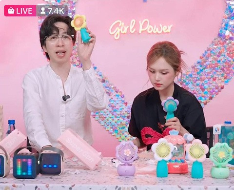 Xoài Non lúc nào cũng mệt mỏi, buồn bã trên livestream. Xoài Non lúc nào cũng mệt mỏi, buồn bã trên livestream.