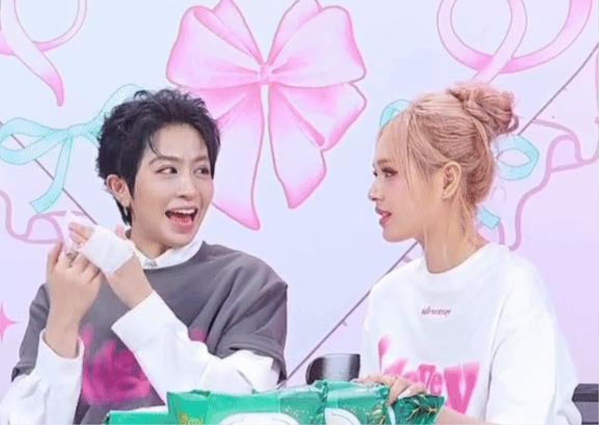 Xoài Non lúc nào cũng mệt mỏi, buồn bã trên livestream. Xoài Non lúc nào cũng mệt mỏi, buồn bã trên livestream.