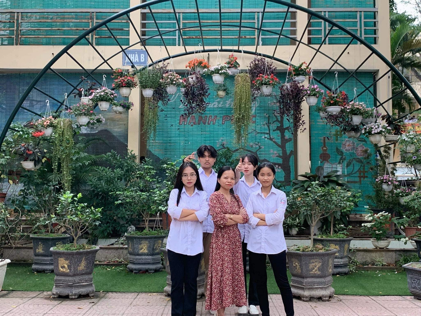 Cô Loan cool ngầu bên học sinh.