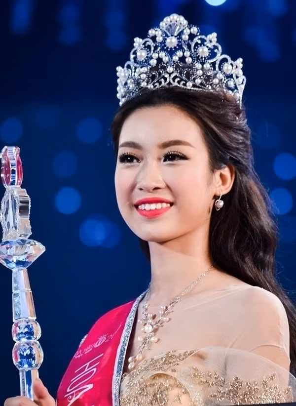 Đỗ Mỹ Linh khi đăng quang Hoa hậu Việt Nam 2016. Đỗ Mỹ Linh khi đăng quang Hoa hậu Việt Nam 2016.