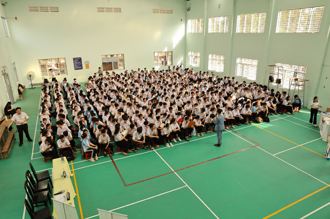 Chuyên gia ThS Nguyễn Anh Khoa chia sẻ cùng học sinh THPT Nguyễn Trãi tỉnh Tây Ninh. Chuyên gia ThS Nguyễn Anh Khoa chia sẻ cùng học sinh THPT Nguyễn Trãi tỉnh Tây Ninh.