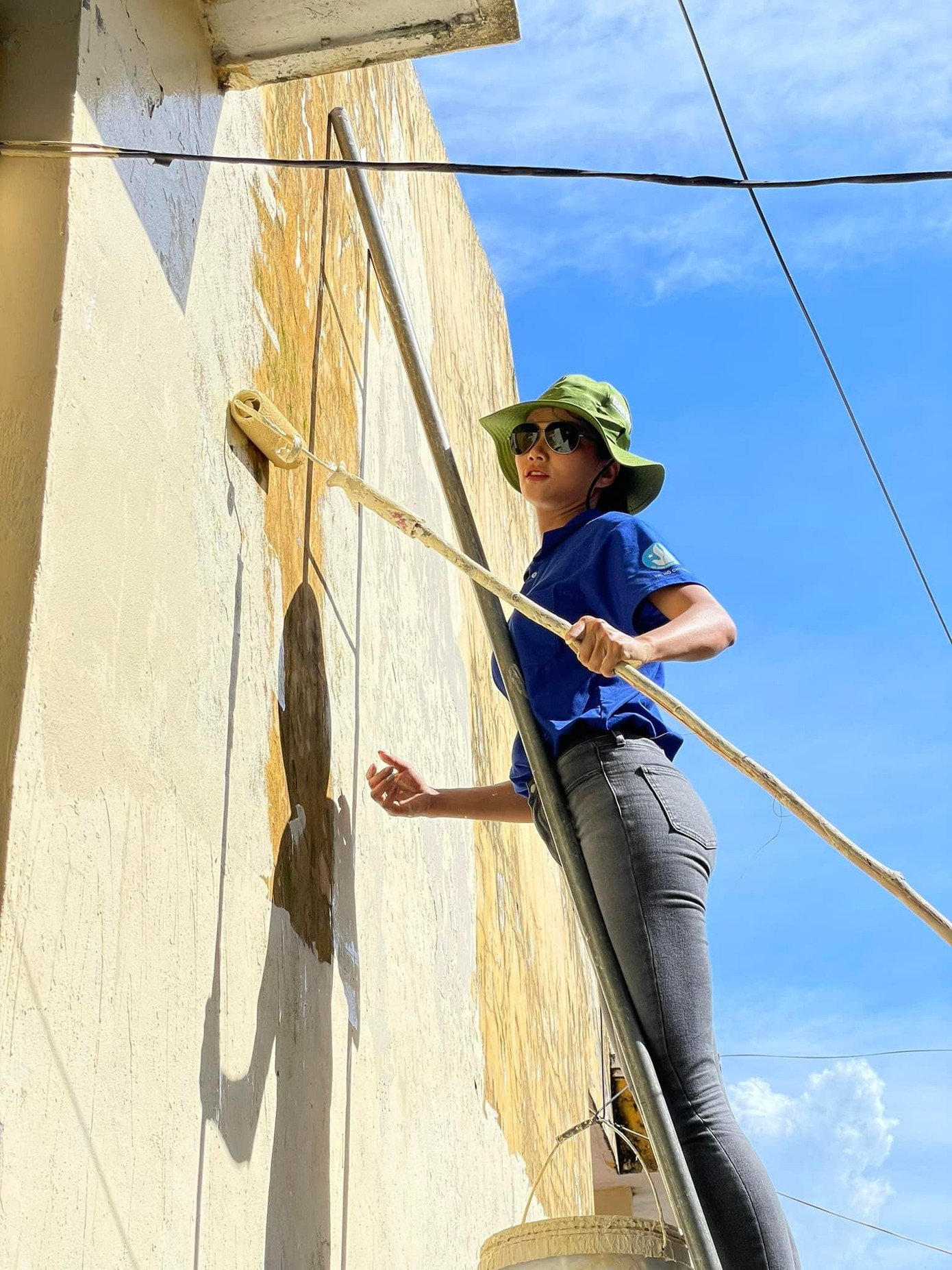 Hoa hậu H'Hen Niê cũng rất chăm chỉ làm từ thiện