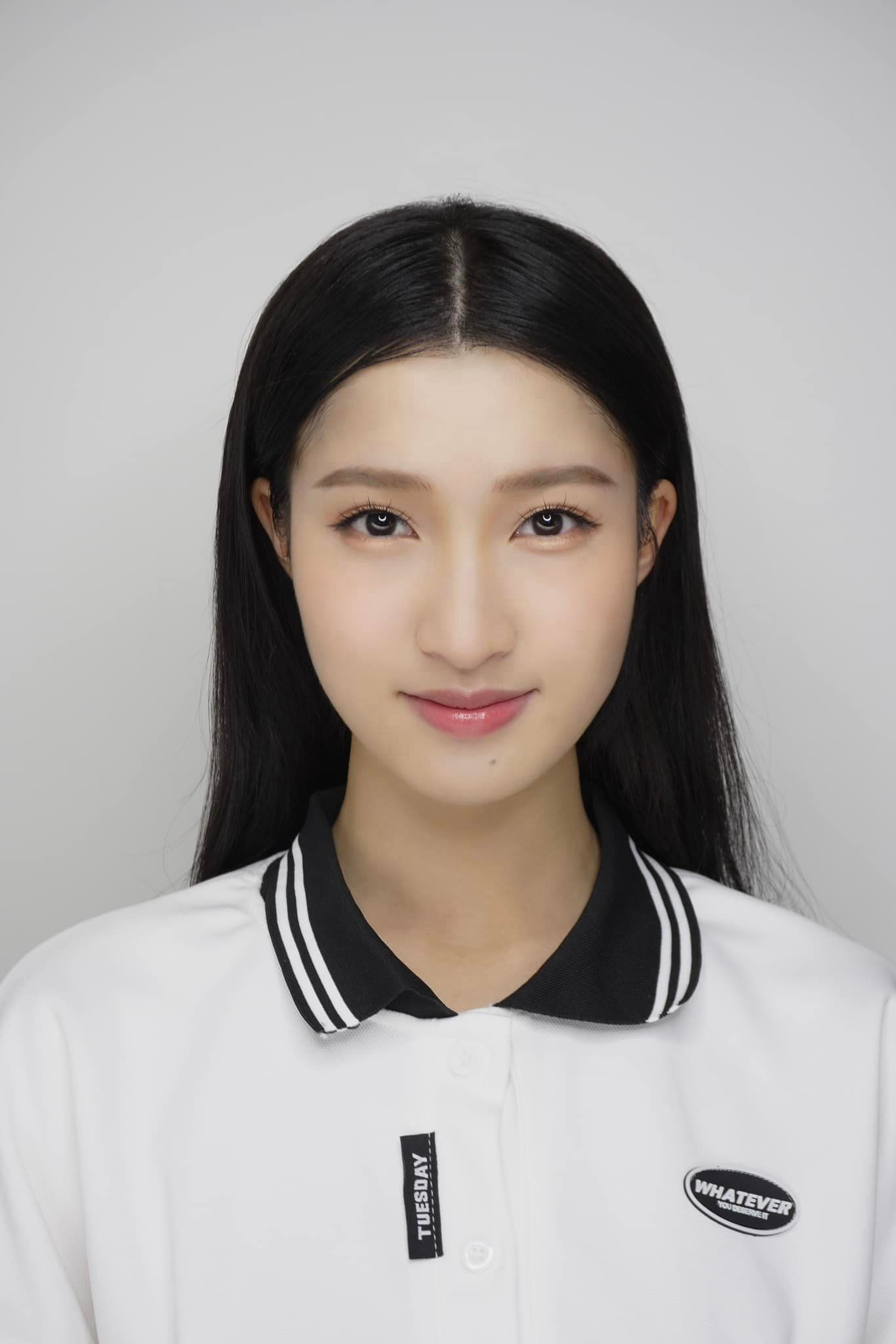 Bức ảnh thẻ chụp vội của nàng hậu. Bức ảnh thẻ chụp vội của nàng hậu.