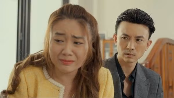 Kiều My cũng có lối diễn xuất cau mày nhăn nhó suốt phim.