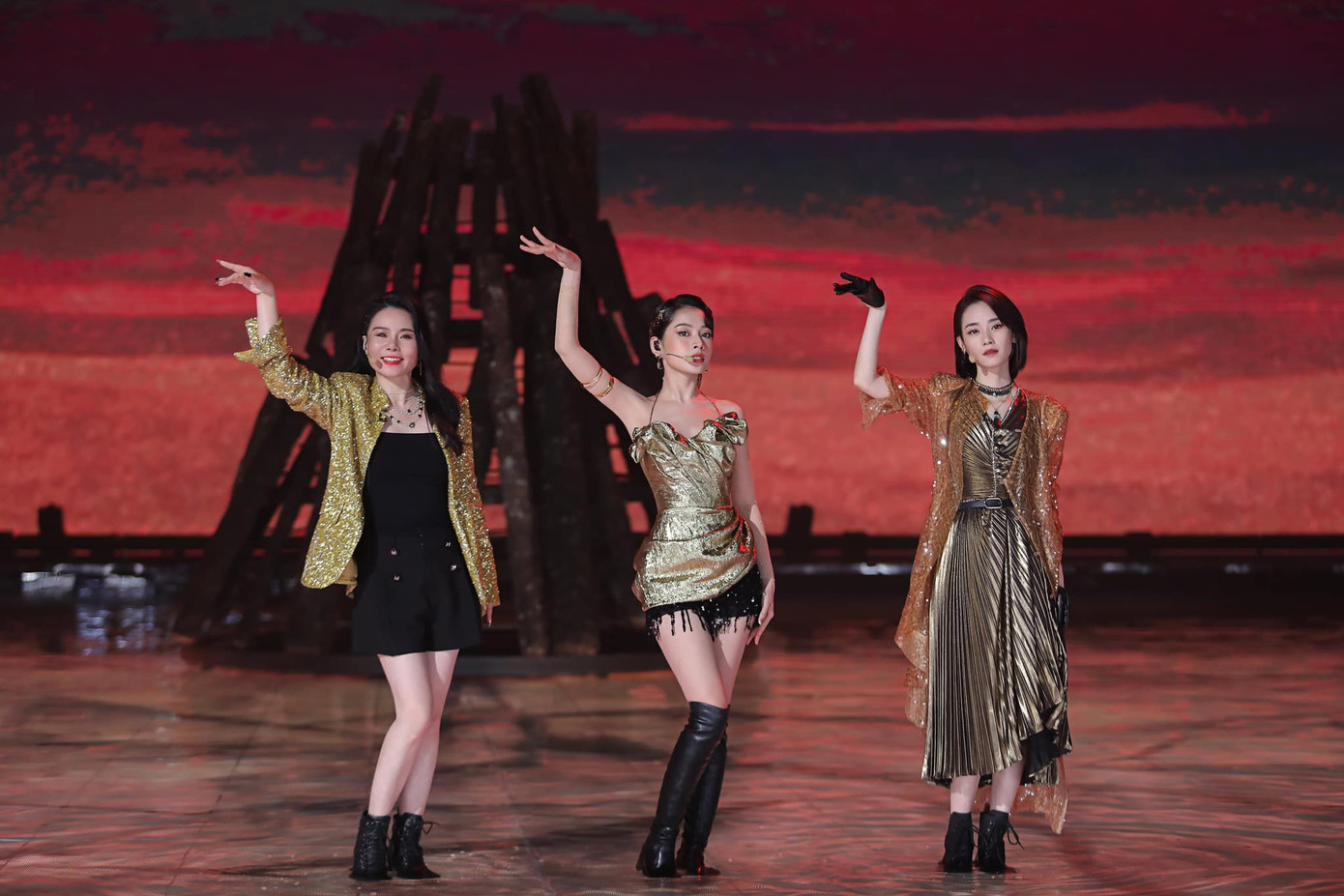 Đội của Chi Pu có trang phục màu váng ánh kim